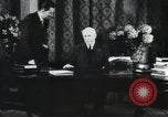 Standbild Marschall Petain interviewt Frankreich, 1940, aus Sekunde 30 historischem Filmmaterial Videoclip 65675065412