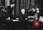 Standbild Marschall Petain interviewt Frankreich, 1940, aus Sekunde 31 historischem Filmmaterial Videoclip 65675065412