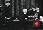 Standbild Marschall Petain interviewt Frankreich, 1940, aus Sekunde 36 historischem Filmmaterial Videoclip 65675065412
