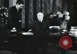 Standbild Marschall Petain interviewt Frankreich, 1940, aus Sekunde 46 historischem Filmmaterial Videoclip 65675065412