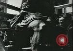 Immagine di Statue di cavalli Francia, 1944, secondo 15 filmato di repertorio 65675065424