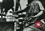 Immagine di Statue di cavalli Francia, 1944, secondo 25 filmato di repertorio 65675065424