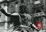 Immagine di Statue di cavalli Francia, 1944, secondo 30 filmato di repertorio 65675065424