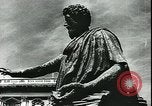 Immagine di Statue di cavalli Francia, 1944, secondo 35 filmato di repertorio 65675065424