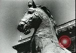 Immagine di Statue di cavalli Francia, 1944, secondo 36 filmato di repertorio 65675065424