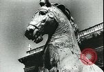 Immagine di Statue di cavalli Francia, 1944, secondo 37 filmato di repertorio 65675065424