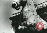 Immagine di Statue di cavalli Francia, 1944, secondo 38 filmato di repertorio 65675065424
