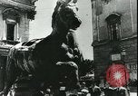 Immagine di Statue di cavalli Francia, 1944, secondo 41 filmato di repertorio 65675065424