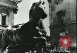 Immagine di Statue di cavalli Francia, 1944, secondo 42 filmato di repertorio 65675065424