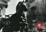 Immagine di Statue di cavalli Francia, 1944, secondo 43 filmato di repertorio 65675065424