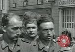 Immagine di Prigionieri tedeschi Parigi Francia, 1944, secondo 57 filmato di repertorio 65675065433