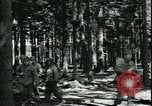 Standbild Die Opfer der Konzentrationslager im Wald Deutschland, 1945, aus Sekunde 4 historischem Filmmaterial Videoclip 65675065440