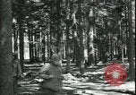 Standbild Die Opfer der Konzentrationslager im Wald Deutschland, 1945, aus Sekunde 7 historischem Filmmaterial Videoclip 65675065440