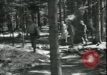 Standbild Die Opfer der Konzentrationslager im Wald Deutschland, 1945, aus Sekunde 36 historischem Filmmaterial Videoclip 65675065440