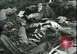 Standbild Die Opfer der Konzentrationslager im Wald Deutschland, 1945, aus Sekunde 39 historischem Filmmaterial Videoclip 65675065440