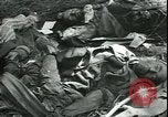 Standbild Die Opfer der Konzentrationslager im Wald Deutschland, 1945, aus Sekunde 41 historischem Filmmaterial Videoclip 65675065440