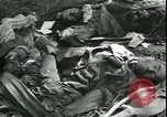 Standbild Die Opfer der Konzentrationslager im Wald Deutschland, 1945, aus Sekunde 42 historischem Filmmaterial Videoclip 65675065440