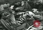 Standbild Die Opfer der Konzentrationslager im Wald Deutschland, 1945, aus Sekunde 43 historischem Filmmaterial Videoclip 65675065440
