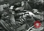 Standbild Die Opfer der Konzentrationslager im Wald Deutschland, 1945, aus Sekunde 44 historischem Filmmaterial Videoclip 65675065440