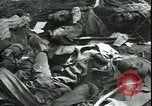 Standbild Die Opfer der Konzentrationslager im Wald Deutschland, 1945, aus Sekunde 45 historischem Filmmaterial Videoclip 65675065440