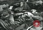Standbild Die Opfer der Konzentrationslager im Wald Deutschland, 1945, aus Sekunde 46 historischem Filmmaterial Videoclip 65675065440