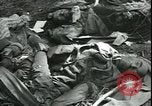 Standbild Die Opfer der Konzentrationslager im Wald Deutschland, 1945, aus Sekunde 47 historischem Filmmaterial Videoclip 65675065440