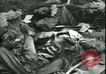 Standbild Die Opfer der Konzentrationslager im Wald Deutschland, 1945, aus Sekunde 48 historischem Filmmaterial Videoclip 65675065440