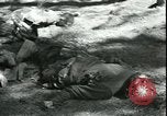 Standbild Die Opfer der Konzentrationslager im Wald Deutschland, 1945, aus Sekunde 49 historischem Filmmaterial Videoclip 65675065440