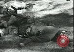 Standbild Die Opfer der Konzentrationslager im Wald Deutschland, 1945, aus Sekunde 51 historischem Filmmaterial Videoclip 65675065440