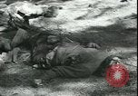 Standbild Die Opfer der Konzentrationslager im Wald Deutschland, 1945, aus Sekunde 54 historischem Filmmaterial Videoclip 65675065440