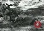 Standbild Die Opfer der Konzentrationslager im Wald Deutschland, 1945, aus Sekunde 55 historischem Filmmaterial Videoclip 65675065440