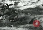 Standbild Die Opfer der Konzentrationslager im Wald Deutschland, 1945, aus Sekunde 56 historischem Filmmaterial Videoclip 65675065440