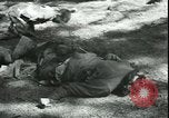 Standbild Die Opfer der Konzentrationslager im Wald Deutschland, 1945, aus Sekunde 57 historischem Filmmaterial Videoclip 65675065440