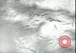 Standbild Die Opfer der Konzentrationslager im Wald Deutschland, 1945, aus Sekunde 59 historischem Filmmaterial Videoclip 65675065440