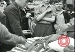 Immagine di La vittoria nella Giornata dell'Europa Londra Inghilterra Regno Unito, 1945, secondo 25 filmato di repertorio 65675065444