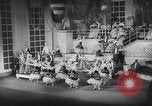 Image Officiers militaires allemands occupent des rangs de sièges avant pour une performance à un théâtre à Berlin Berlin Allemagne, 1941, de la seconde 5 séquences d'archives historiques vidéo 65675065466