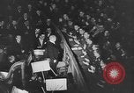 Image Officiers militaires allemands occupent des rangs de sièges avant pour une performance à un théâtre à Berlin Berlin Allemagne, 1941, de la seconde 62 séquences d'archives historiques vidéo 65675065466