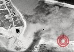 Standbild Doolittle Raid über Marcus Insel Marcus Island Pacific Ocean, 1942, aus Sekunde 26 historischem Filmmaterial Videoclip 65675065473
