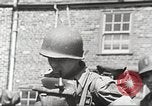 Immagine di Le truppe USA in landing craft traghettato per navi da trasporto Weymouth England Regno Unito, 1944, secondo 6 filmato di repertorio 65675065479
