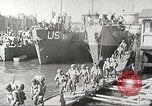Immagine di Le truppe USA in landing craft traghettato per navi da trasporto Weymouth England Regno Unito, 1944, secondo 8 filmato di repertorio 65675065479