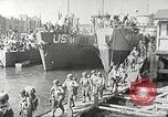 Immagine di Le truppe USA in landing craft traghettato per navi da trasporto Weymouth England Regno Unito, 1944, secondo 9 filmato di repertorio 65675065479