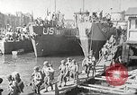 Immagine di Le truppe USA in landing craft traghettato per navi da trasporto Weymouth England Regno Unito, 1944, secondo 10 filmato di repertorio 65675065479