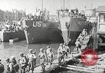 Immagine di Le truppe USA in landing craft traghettato per navi da trasporto Weymouth England Regno Unito, 1944, secondo 11 filmato di repertorio 65675065479