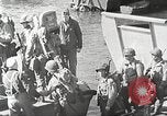 Immagine di Le truppe USA in landing craft traghettato per navi da trasporto Weymouth England Regno Unito, 1944, secondo 12 filmato di repertorio 65675065479
