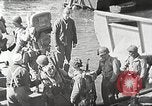 Immagine di Le truppe USA in landing craft traghettato per navi da trasporto Weymouth England Regno Unito, 1944, secondo 13 filmato di repertorio 65675065479