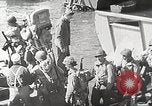 Immagine di Le truppe USA in landing craft traghettato per navi da trasporto Weymouth England Regno Unito, 1944, secondo 14 filmato di repertorio 65675065479