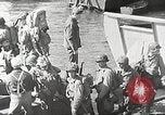 Immagine di Le truppe USA in landing craft traghettato per navi da trasporto Weymouth England Regno Unito, 1944, secondo 15 filmato di repertorio 65675065479