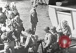 Immagine di Le truppe USA in landing craft traghettato per navi da trasporto Weymouth England Regno Unito, 1944, secondo 16 filmato di repertorio 65675065479