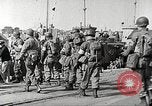 Immagine di Le truppe USA in landing craft traghettato per navi da trasporto Weymouth England Regno Unito, 1944, secondo 17 filmato di repertorio 65675065479