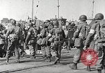 Immagine di Le truppe USA in landing craft traghettato per navi da trasporto Weymouth England Regno Unito, 1944, secondo 18 filmato di repertorio 65675065479